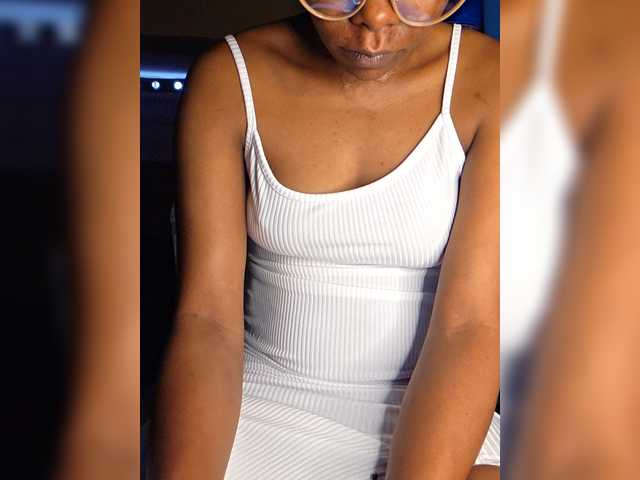 Petite-mpenzi live cam on BongaCams
