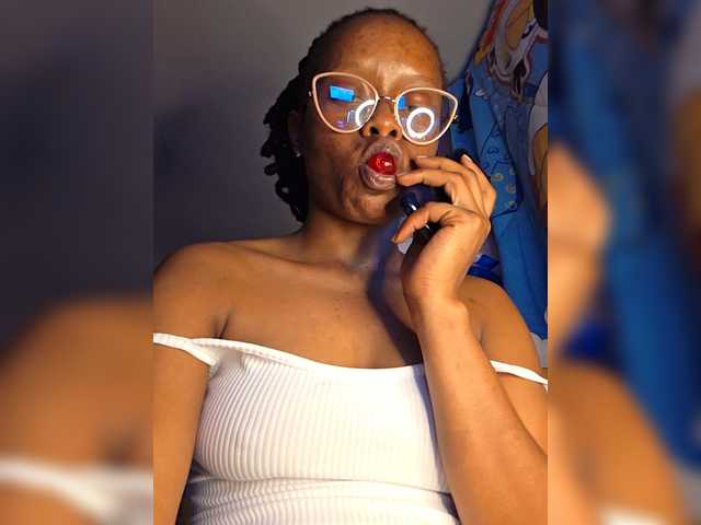 Petite-mpenzi live cam on BongaCams
