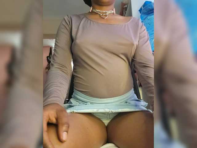 Petite-mpenzi live cam on BongaCams