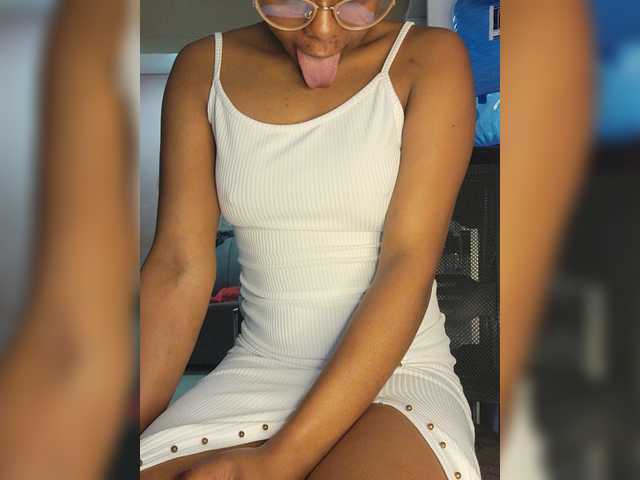 Petite-mpenzi live cam on BongaCams