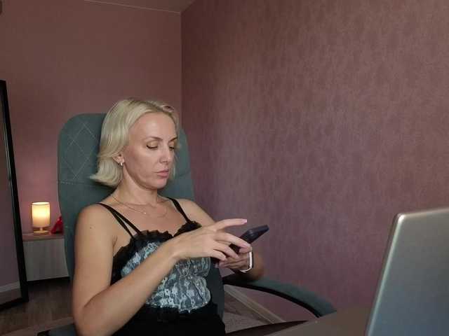 FemdomLadyMaria live cam preview