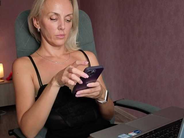 Alenaa live cam on BongaCams