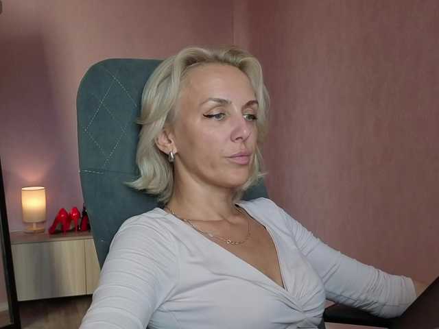 FemdomLadyMaria live cam preview