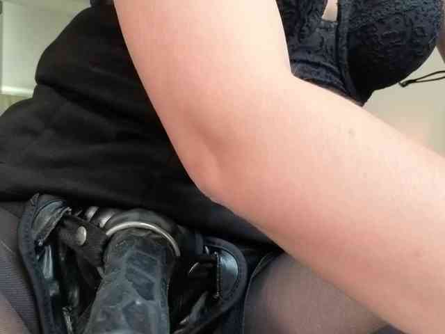 Femdomladymaria's cam show statistics and live stream