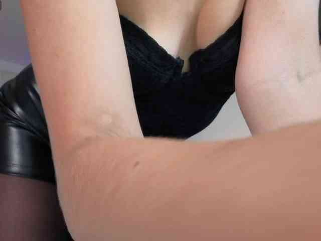Femdomladymaria's cam show statistics and live stream