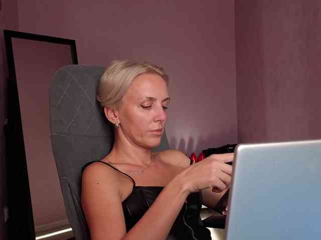 FemdomLadyMaria webcam