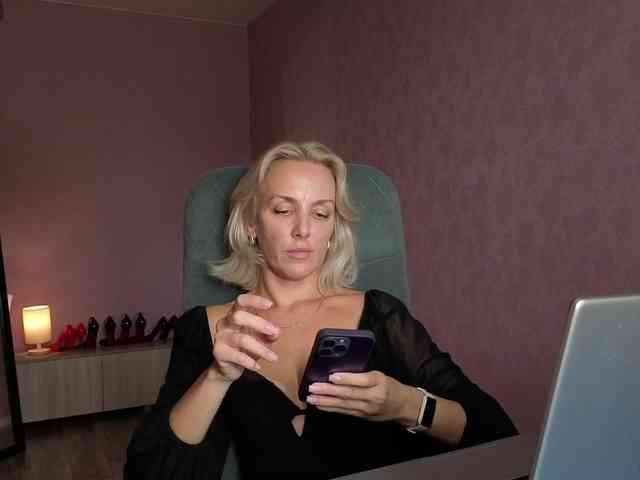 FemdomLadyMaria webcam