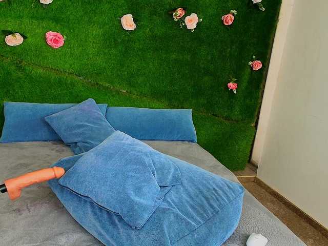 HugeTittiess live cam on BongaCams