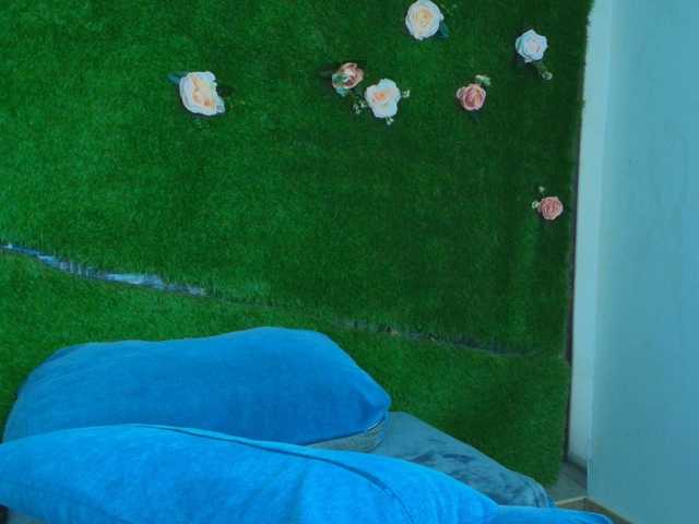 HugeTittiess live cam on BongaCams