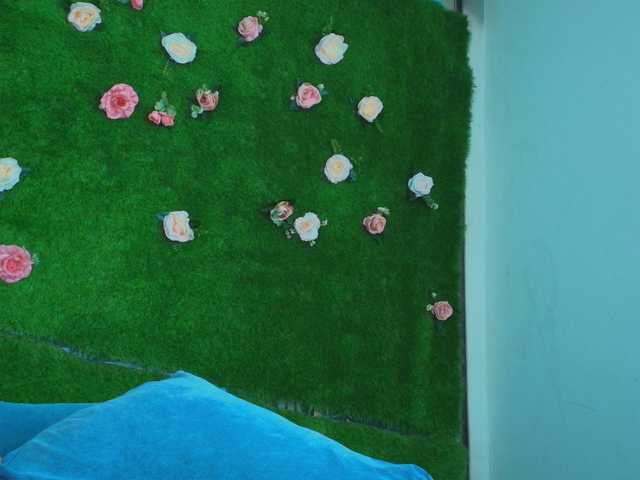 HugeTittiess live cam preview