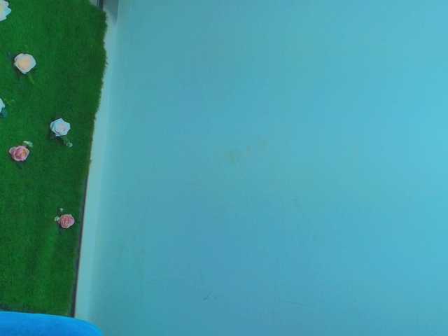 HugeTittiess live cam preview
