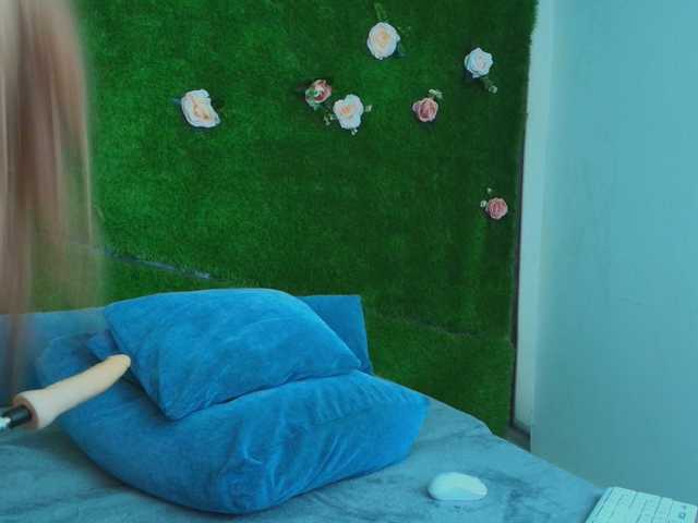 HugeTittiess live cam on BongaCams