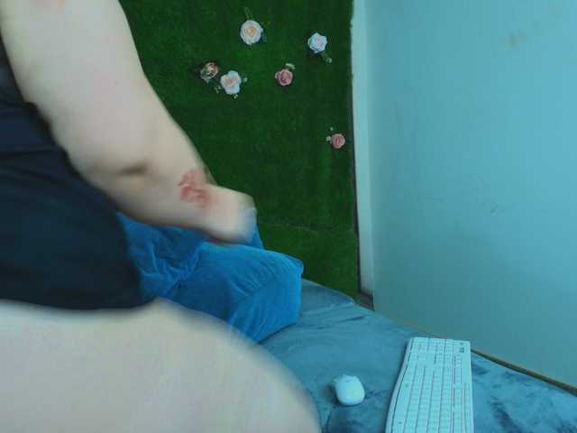 HugeTittiess live cam on BongaCams