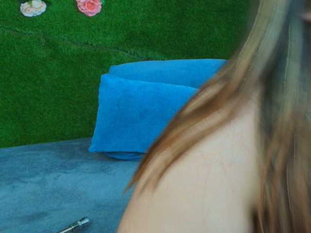 HugeTittiess live cam on BongaCams