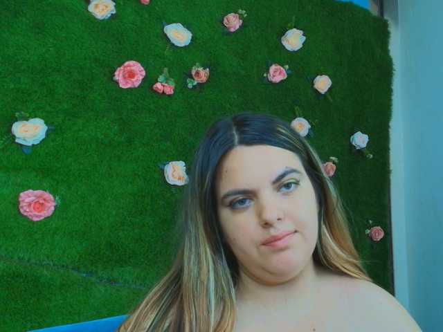 HugeTittiess live cam preview