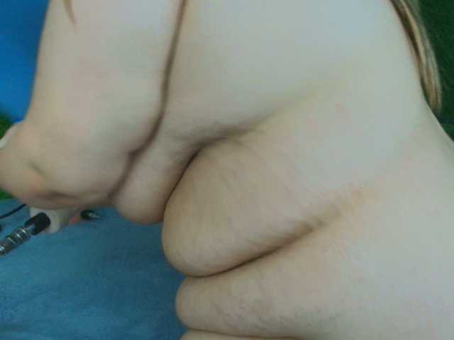 HugeTittiess live cam preview