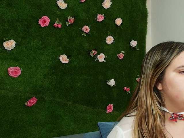 HugeTittiess's BongaCams show and profile