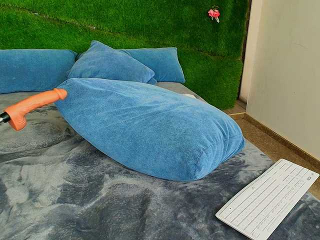 HugeTittiess live webcam show