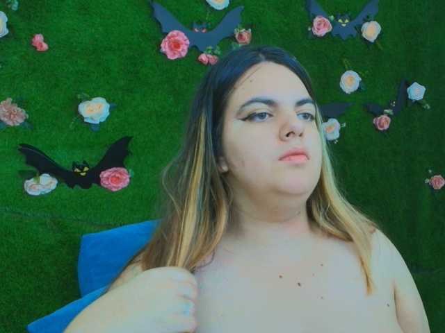 HugeTittiess live cam on BongaCams