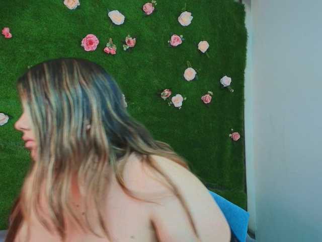 HugeTittiess — live female cam
