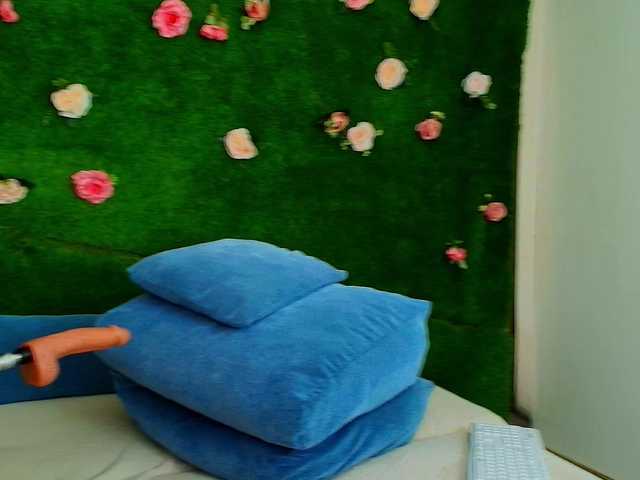 HugeTittiess live cam on BongaCams