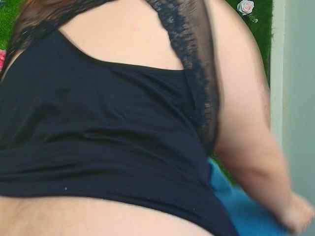 HugeTittiess webcam