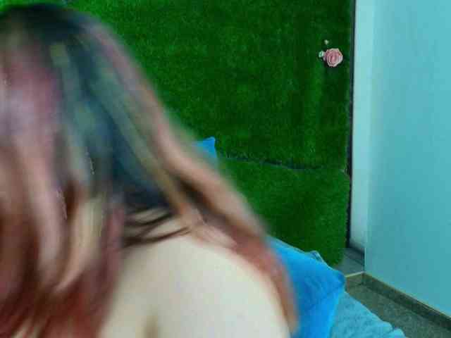HugeTittiess webcam