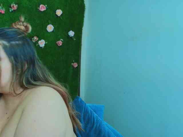 HugeTittiess webcam