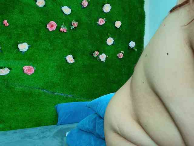 HugeTittiess webcam