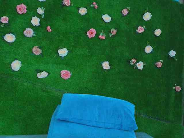 HugeTittiess webcam