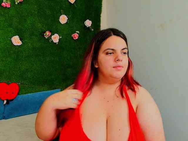 Hugetittiess's cam show statistics and live stream