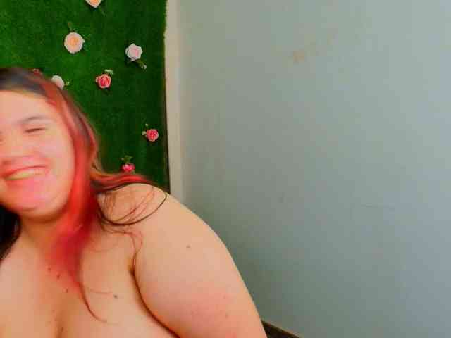 HugeTittiess webcam