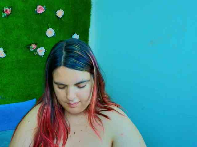 HugeTittiess webcam