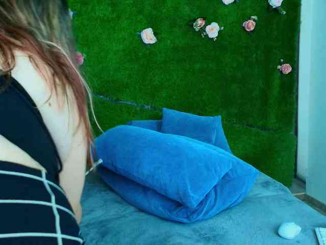 HugeTittiess webcam