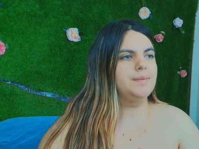 HugeTittiess webcam