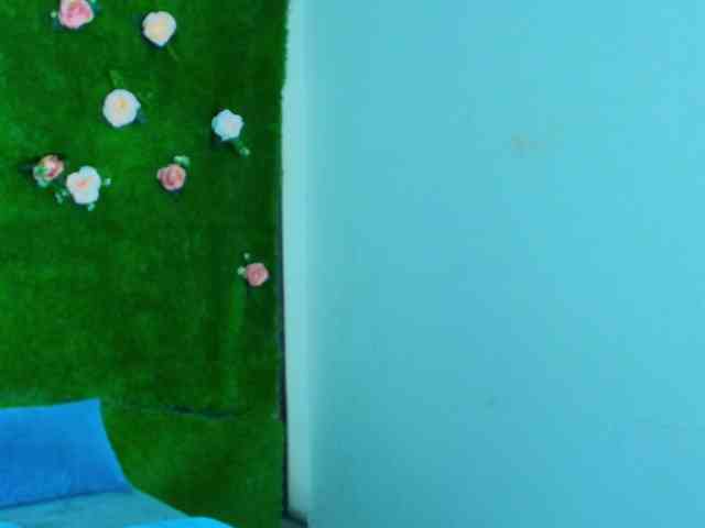 HugeTittiess webcam