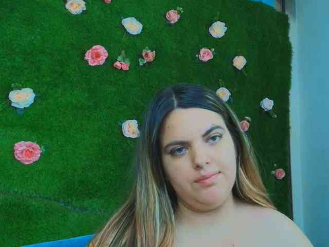 HugeTittiess webcam