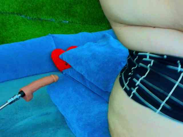 HugeTittiess webcam