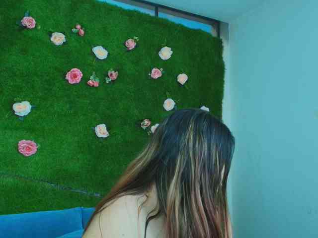 HugeTittiess webcam