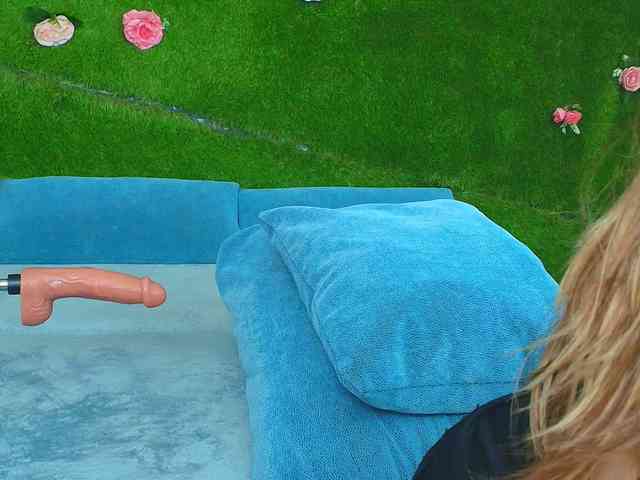 HugeTittiess webcam