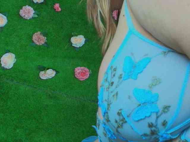 HugeTittiess webcam