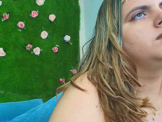 HugeTittiess webcam