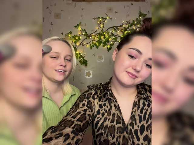  BellaAndAlice chat room