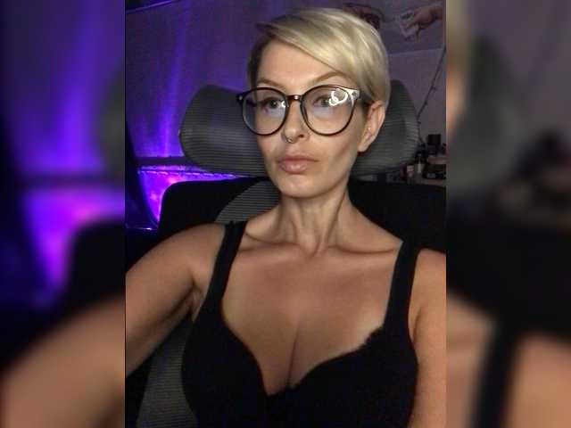 OhMyKosh — live female cam