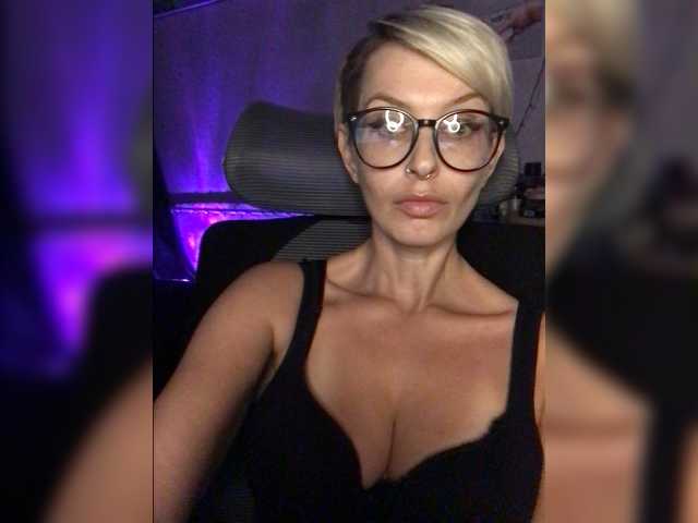 OhMyKosh — live female cam