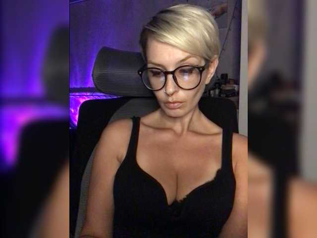 OhMyKosh — live female cam