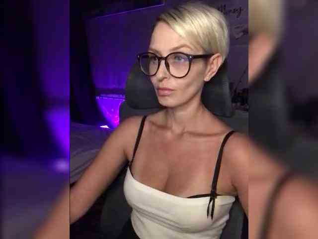 Ohmykosh's cam show statistics and live stream