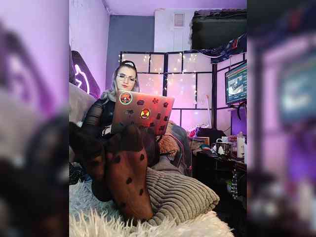 Model: monicaangels