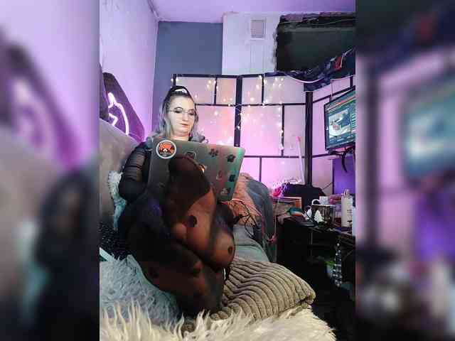 Model: monicaangels