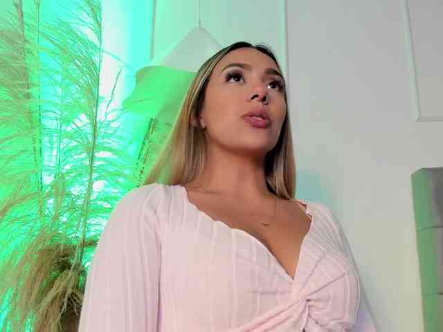 Nicole_Voshkie webcam